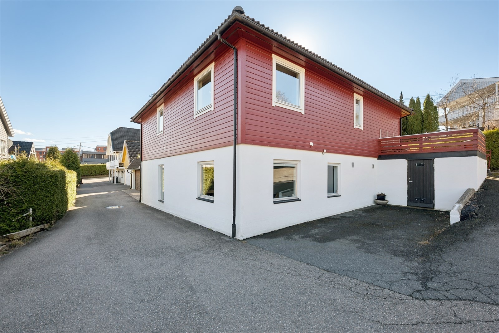 Boligen ligger fint til i en rolig endegate, med gode adkomstforhold og flere biloppstillingsplasser. Galleribilde