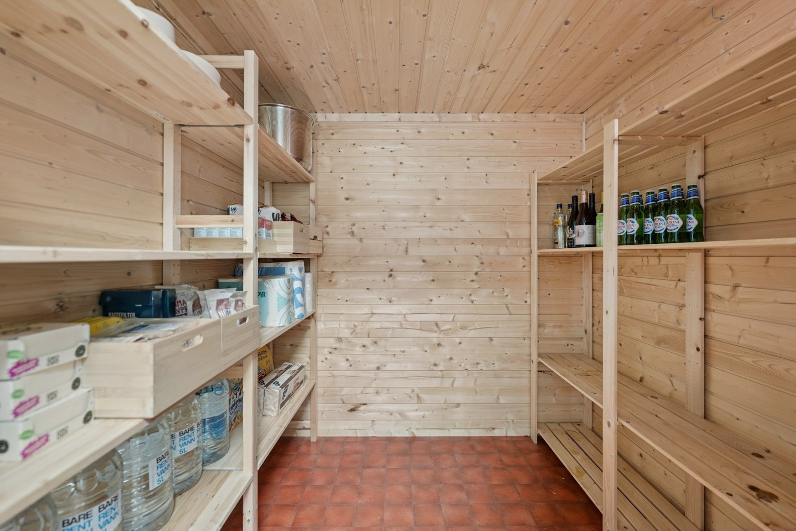 Fra vaskerommet har du tilgang til bod og en praktisk kjølebod med god lagringskapasitet - en sjelden og svært nyttig løsning for mat og drikke oppbevaring. Galleribilde