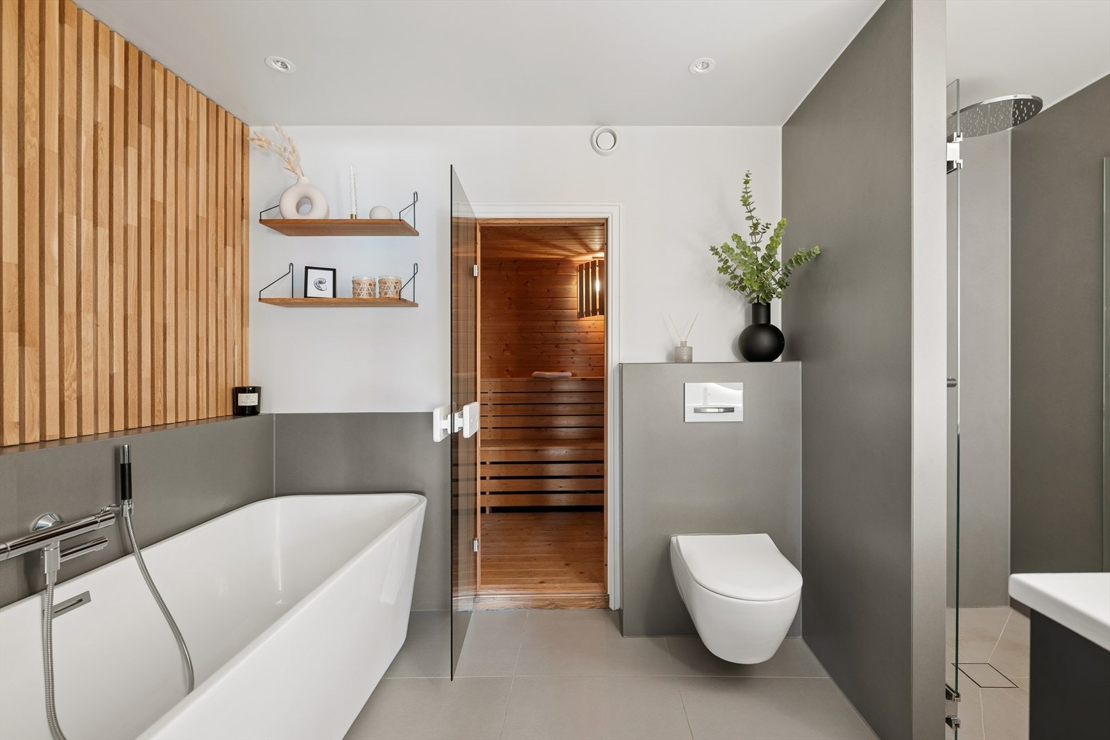 Lekkert og påkostet bad - totalrenovert i 2022(med unntak av badstuen) med moderne materialvalg, badekar og dusj, samt en romslig badstue. Galleribilde