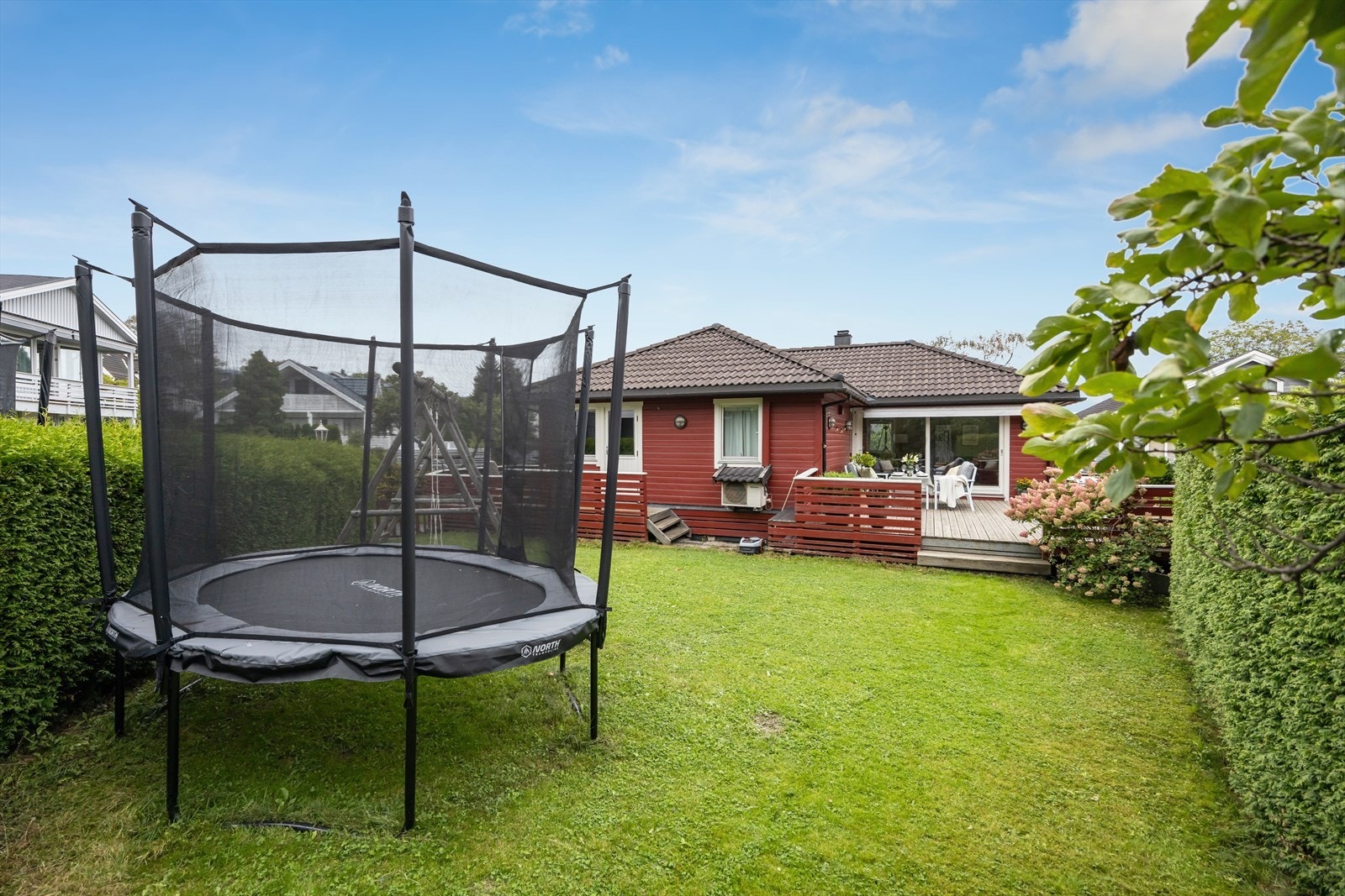 Her er det rikelig med boltreplass for både små og store, med plenareal perfekt for lek, aktiviteter og rolige dager utendørs. Galleribilde