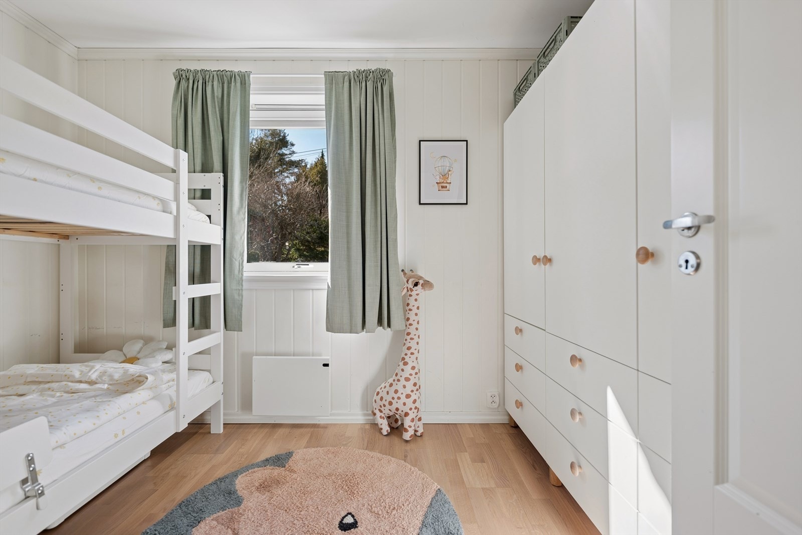 Et lyst og hyggelig soverom med plass til både seng og garderobe - ideelt som barnerom eller gjesterom. Galleribilde