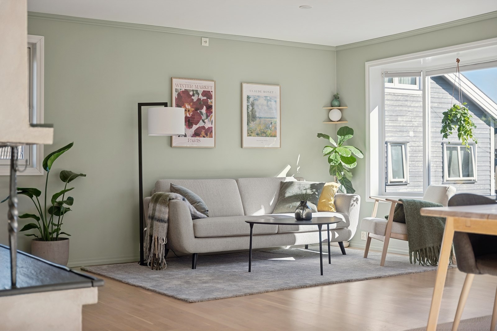 Stuen har flere naturlige soner som gjør det enkelt å møblere både for komfort og sosialt samvær. Galleribilde