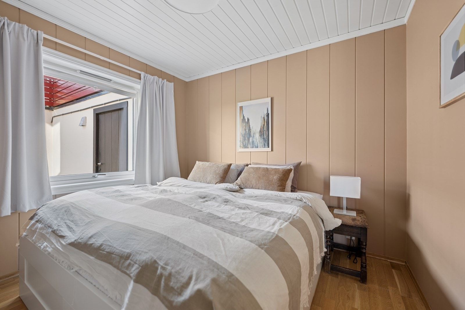 Videre i etasjen finner du et lunt og romslig soverom med plass til dobbeltseng, garderobeskap og øvrig soveromsmøblement. Galleribilde