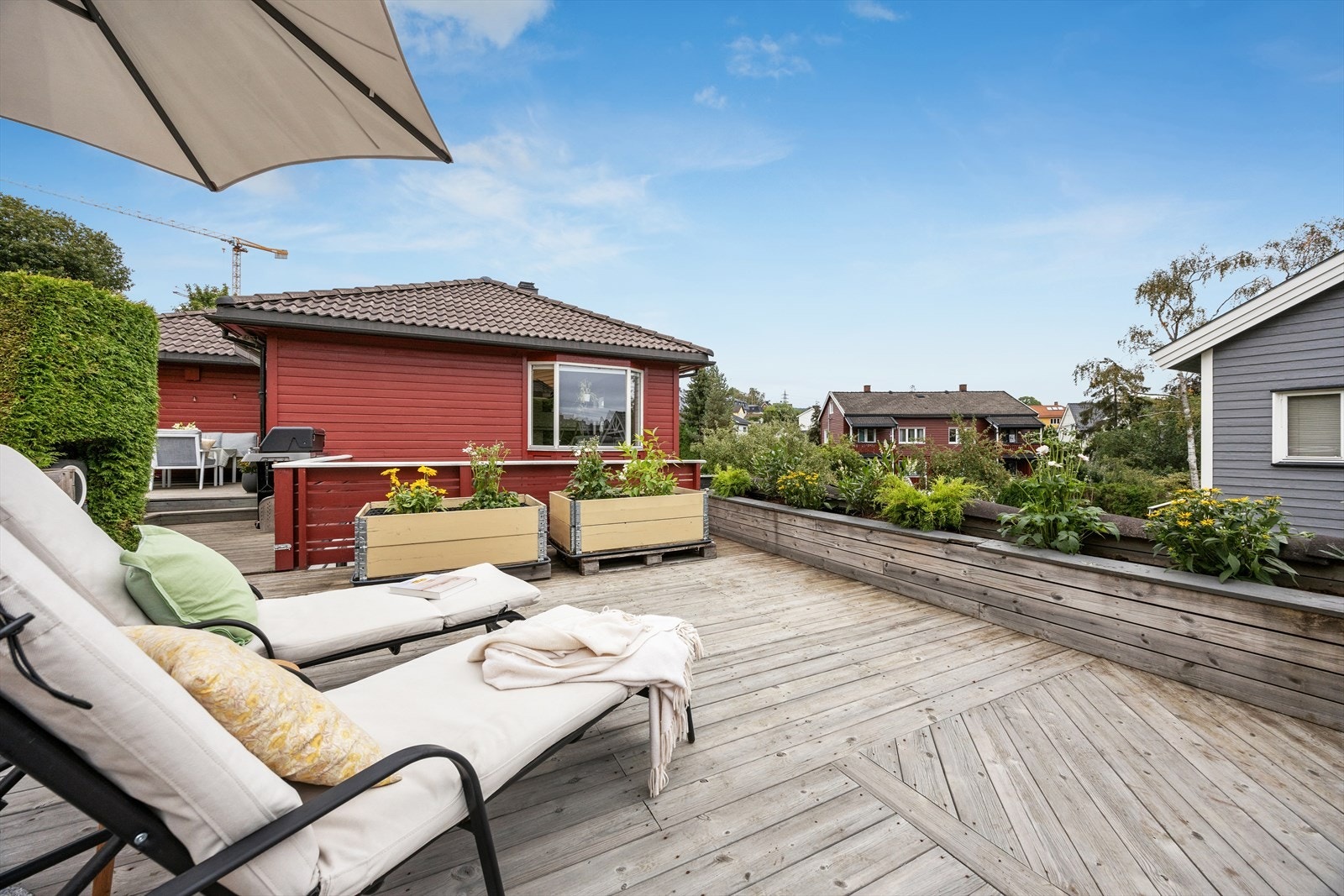 Her får du flere innbydende uteplasser, en romslig hage og sol fra morgen til kveld - perfekte rammer for et hjem det er lett å trives i. Galleribilde