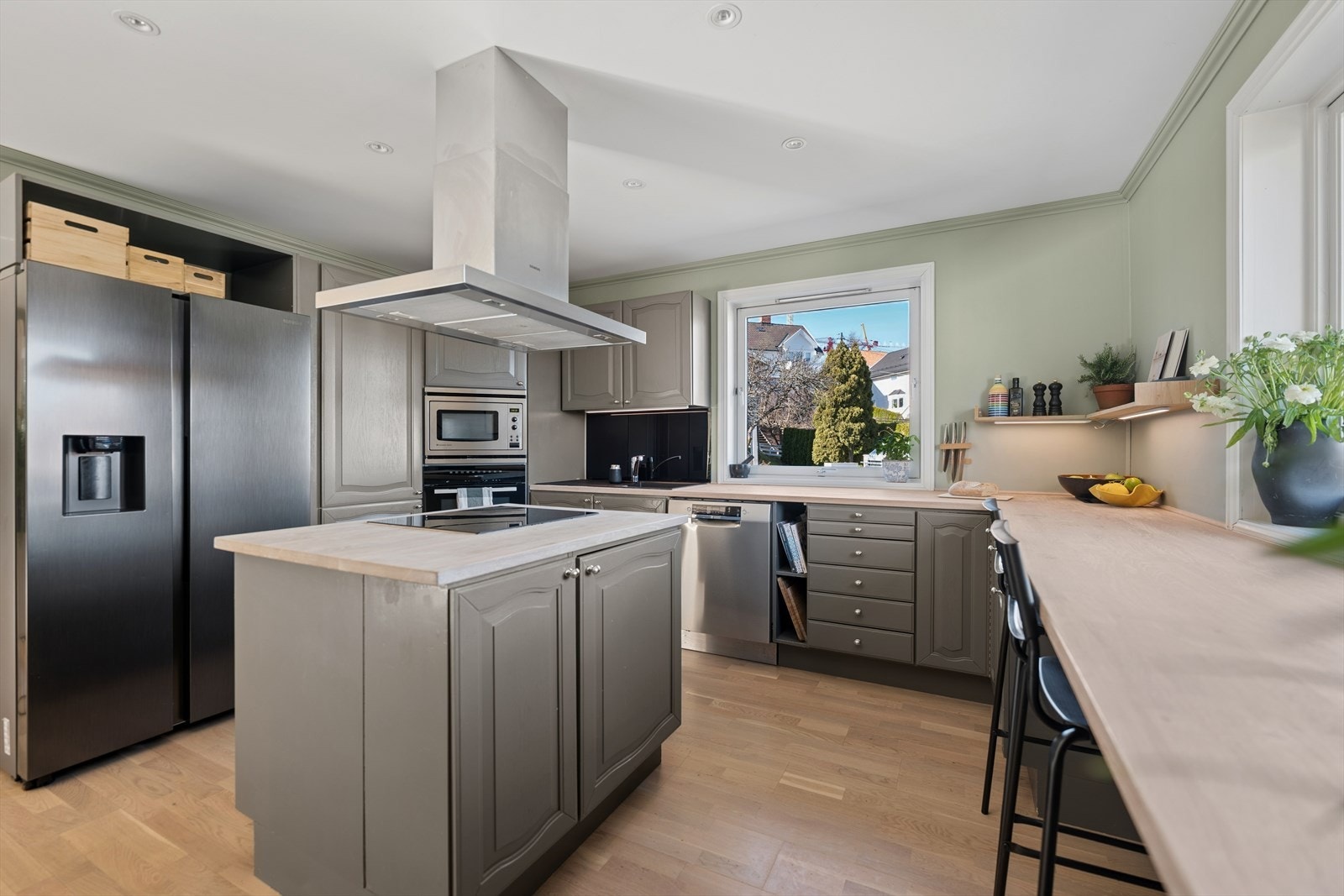 Kjøkkenet er utstyrt med integrerte hvitevarer og praktiske arbeidsflater - en løsning som gjør matlaging både effektiv og hyggelig. Galleribilde