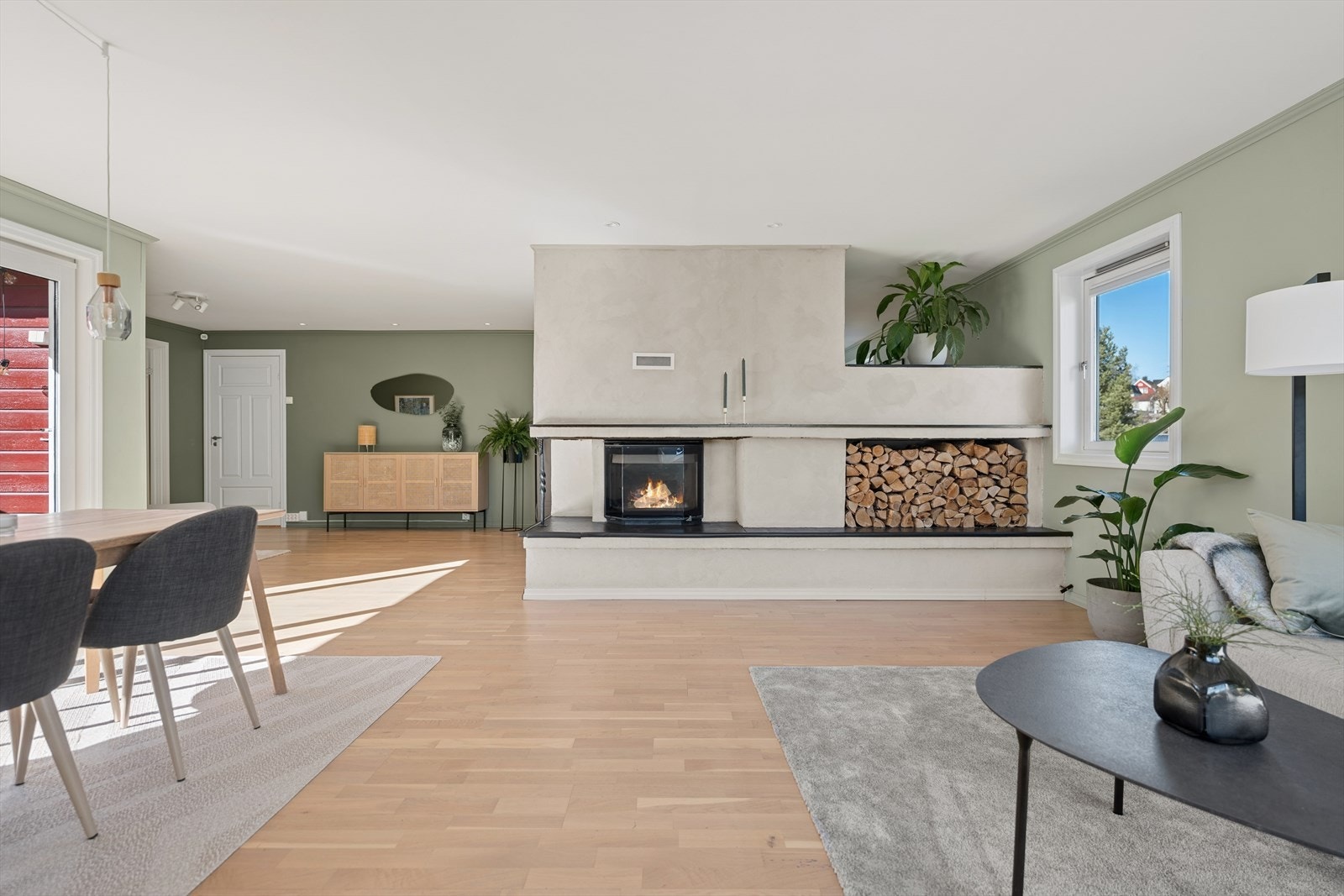 Hovedstuen oppleves som lys, romslig og svært innbydende, med peisen som et naturlig blikkfang og samlingspunkt i rommet. Galleribilde