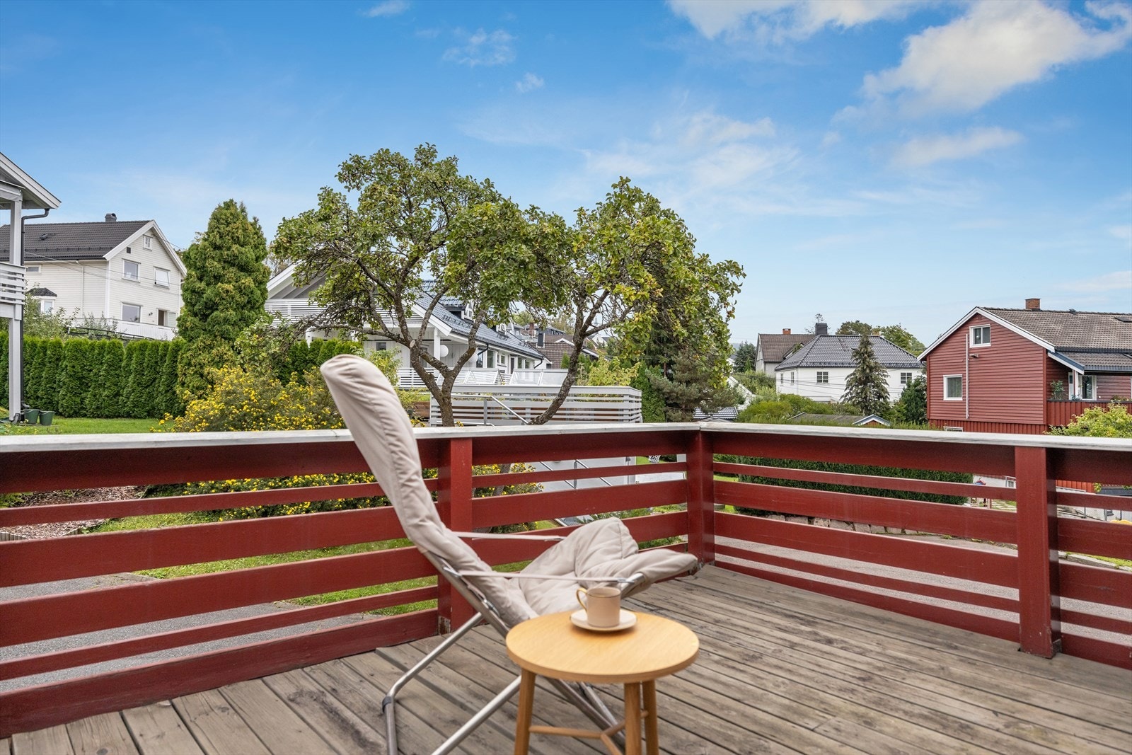 Fra soverommet har du utgang til en egen terrasse med et frodig utsyn - et ideelt sted for rolige morgener og en kopp kaffe i morgensolen. Galleribilde