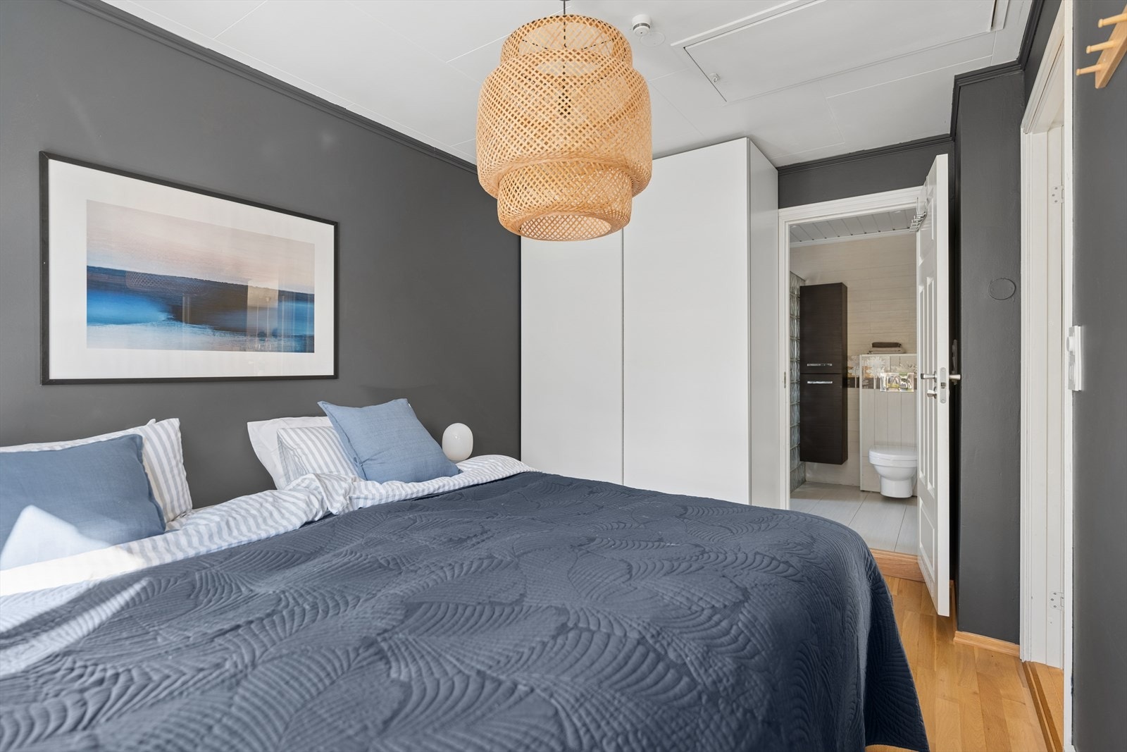 Fra hovedsoverommet har du praktisk tilknytning til eget bad - en løsning som gir en ekstra komfort i hverdagen. Galleribilde