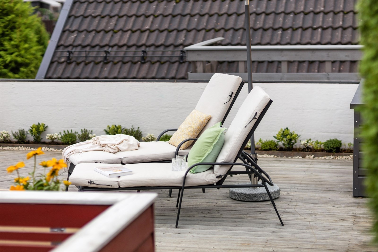 Et romslig terrasseområde med god plass til å trekke seg tilbake og finne roen. Galleribilde