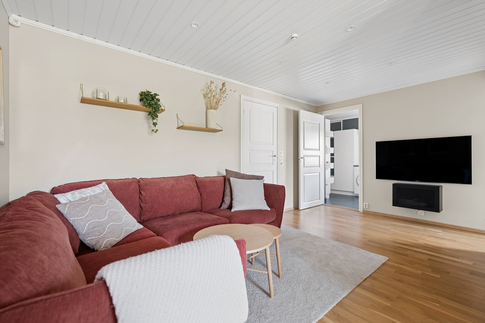 Fra entréen ledes du videre inn i en lys og romslig oppholdsdel - perfekt som TV-stue, kjellerstue eller en mer tilbaketrukket sone i boligen. Galleribilde