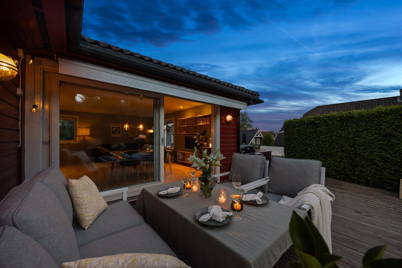 Her ligger alt til rette for hyggelige sommerkvelder, med god plass til sittegruppe og en skjermet, privat atmosfære. Galleribilde