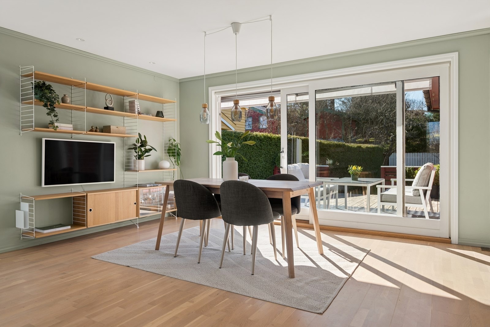 Den lyse og innbydende spiseplassen har direkte adkomst til både terrasse og hage - noe som gir en sømløs overgang mellom inne- og utearealer i sommermånedene. Galleribilde