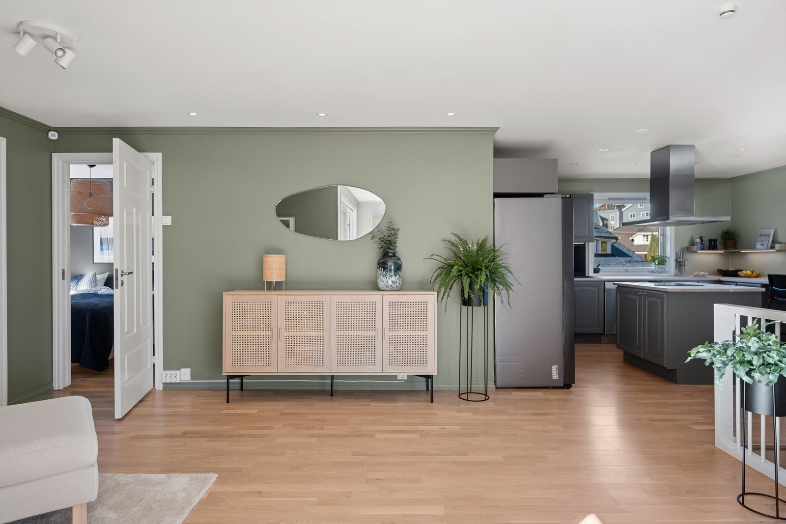 Fra kjøkkenet åpner boligen seg videre inn i de sosiale sonene - en luftig planløsning som skaper god flyt gjennom hele etasjen. Galleribilde