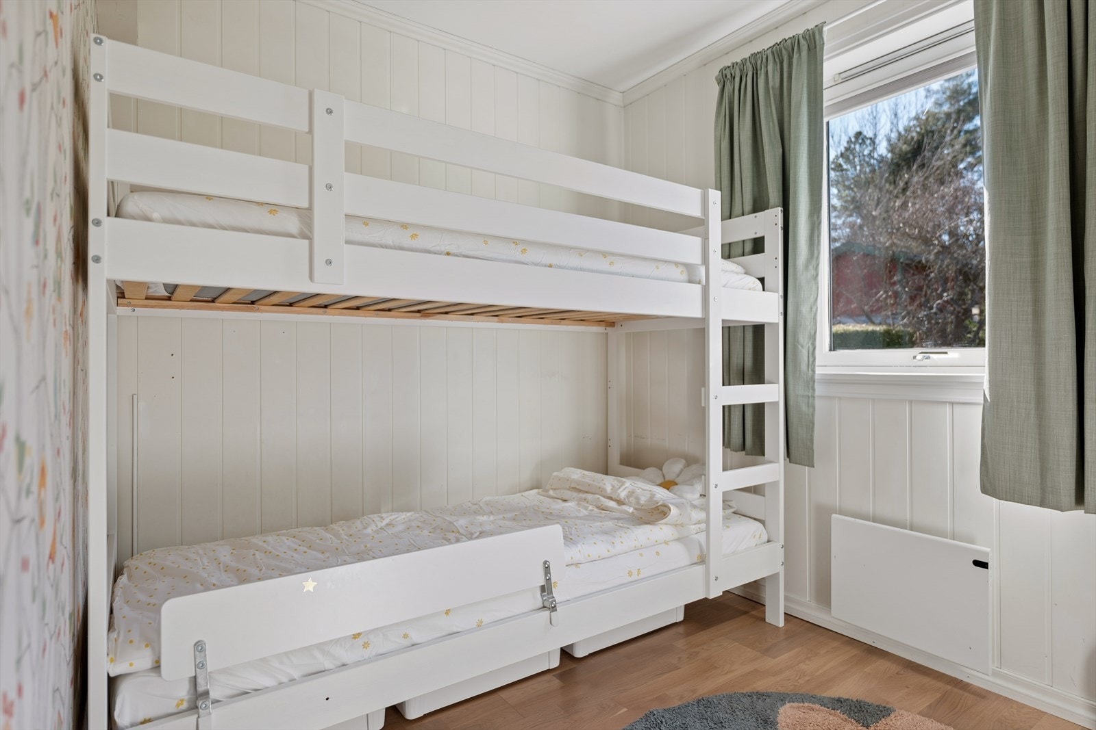 Rommet har fleksible møbleringsmuligheter og en lun atmosfære - tilpasset både lek, hvile og hverdag. Galleribilde