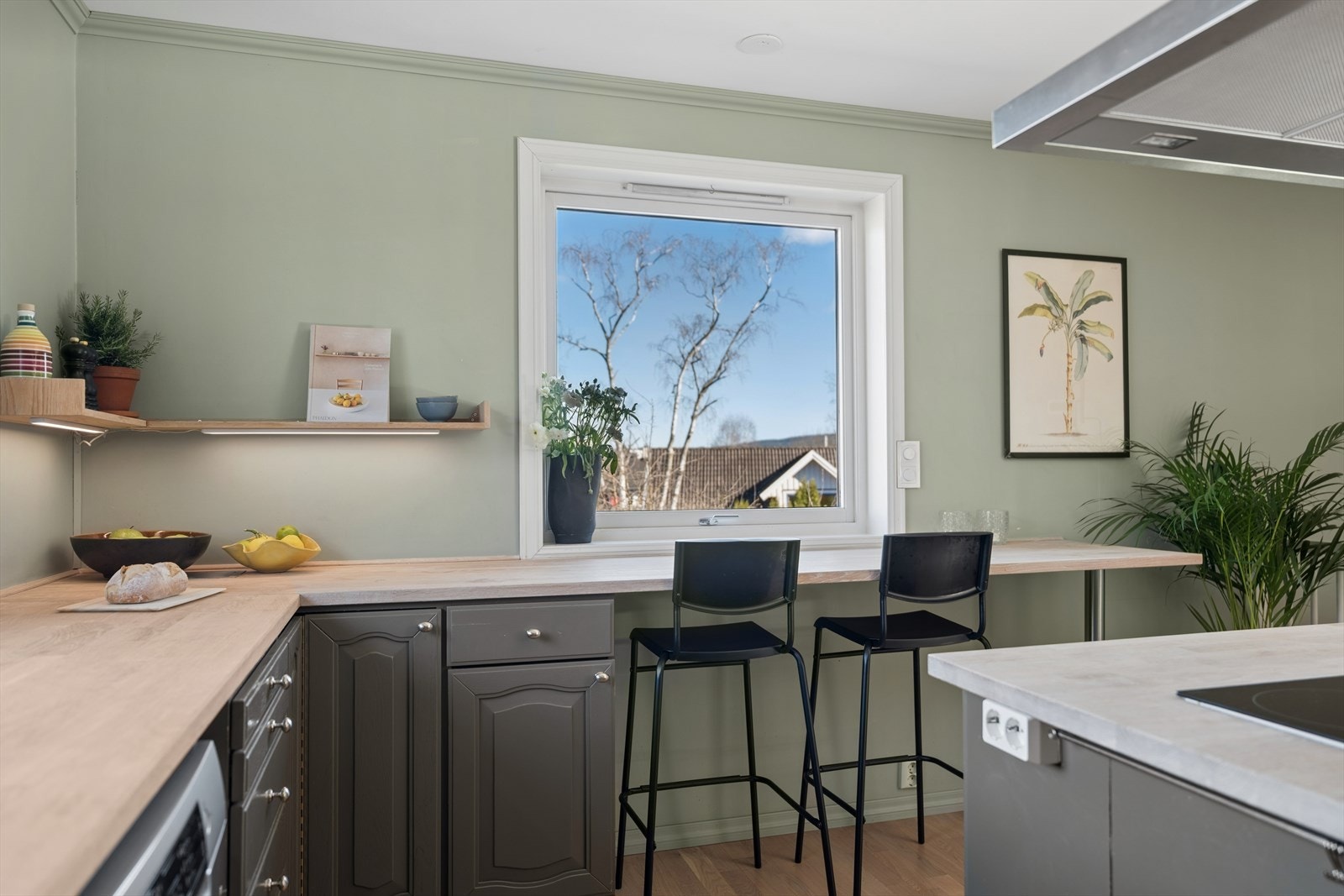 Her kan du starte dagen med frokost, utsikt og morgensol - en hyggelig sitteplass med rikelig lysinnslipp fra store vinduer. Galleribilde