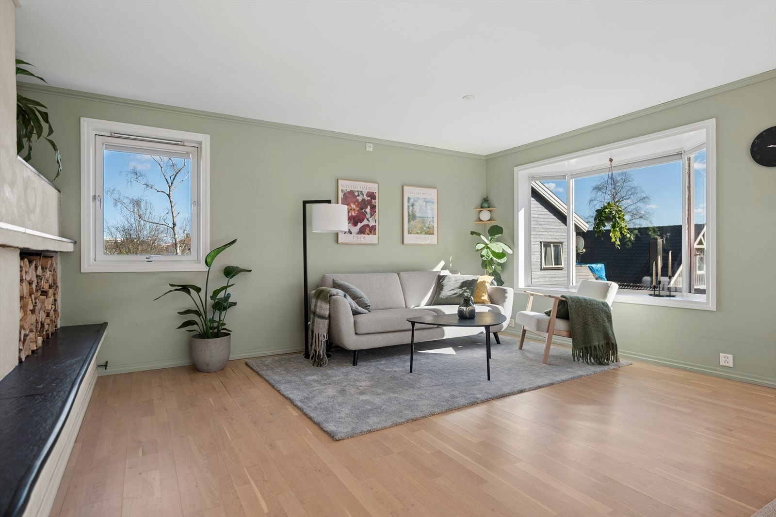 En lun og hyggelig sofakrok med gode lysforhold fra flere kanter. Galleribilde