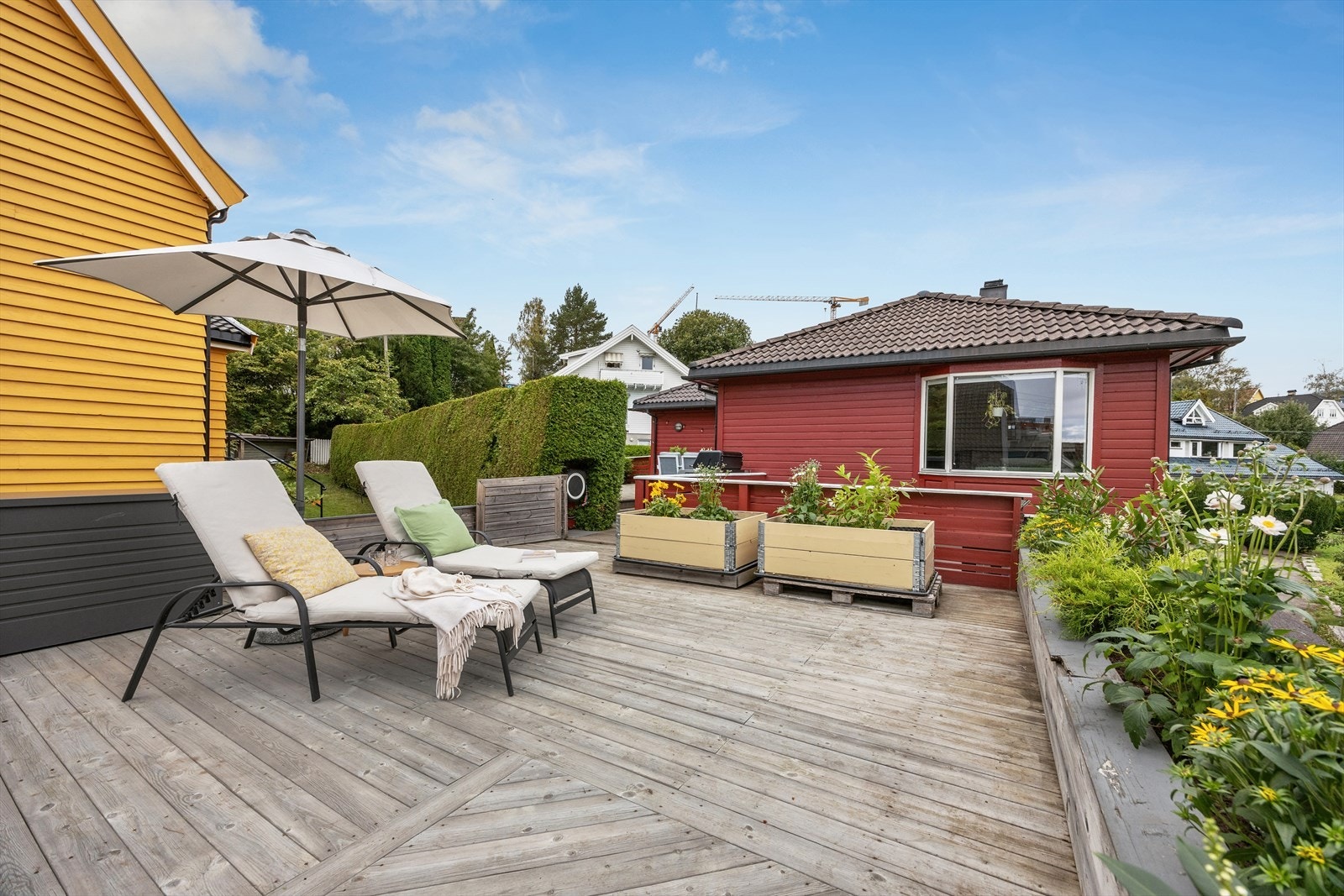 Videre åpner uteområdet seg opp med god plass til både lek og avslapning. Galleribilde