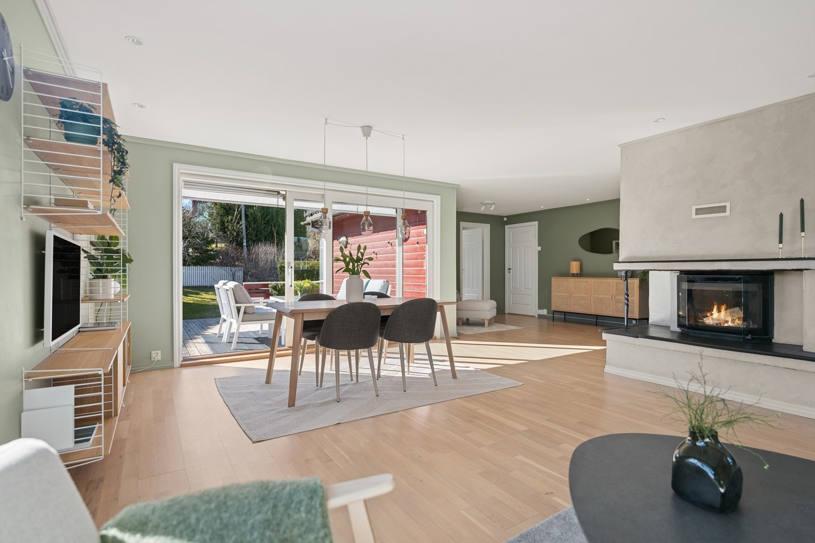 Den åpne planløsningen gir en luftig romfølelse og gjør dette til boligens naturlige samlingspunkt. Galleribilde