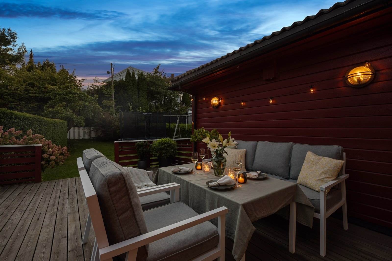 Uteplassen byr på et lunt og skjermet utsyn over hagen - her kan du nyte solen gjennom hele dagen og helt til rundt kl. 20:30 på sommeren. Galleribilde