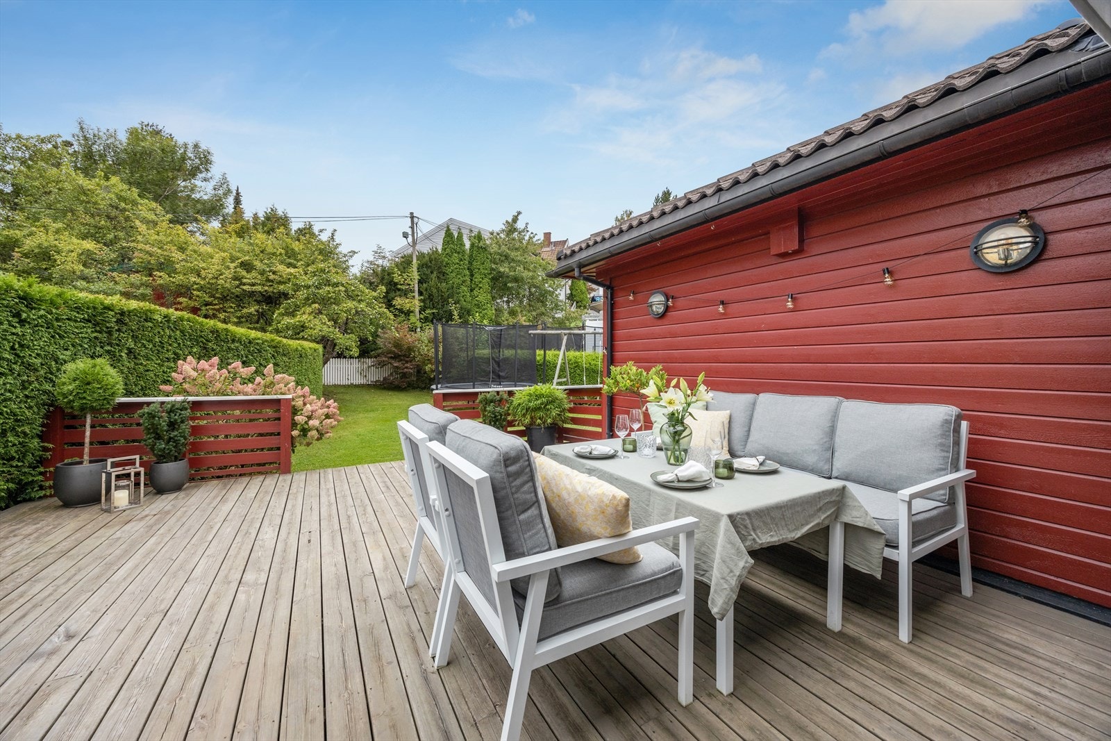 Niklas Linné Elshøy v/ DNB Eiendom presenterer Ribstonveien 4C - en romslig og familievennlig enebolig over to plan med flotte uteområder og attraktiv beliggenhet! Galleribilde