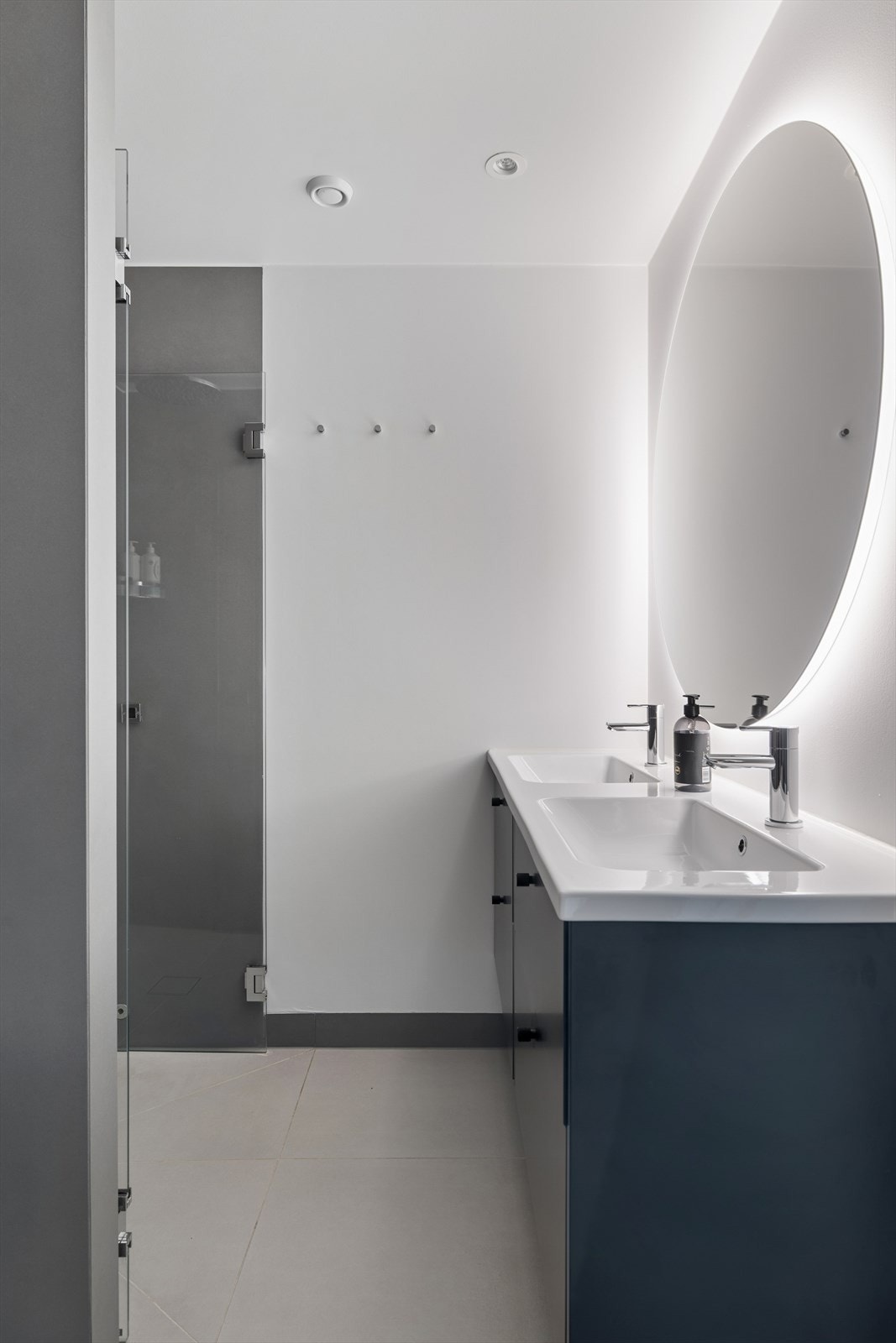 Dobbel servant og god benkeplass gjør morgenrutinene effektive - kombinert med rene linjer og moderne uttrykk. Galleribilde