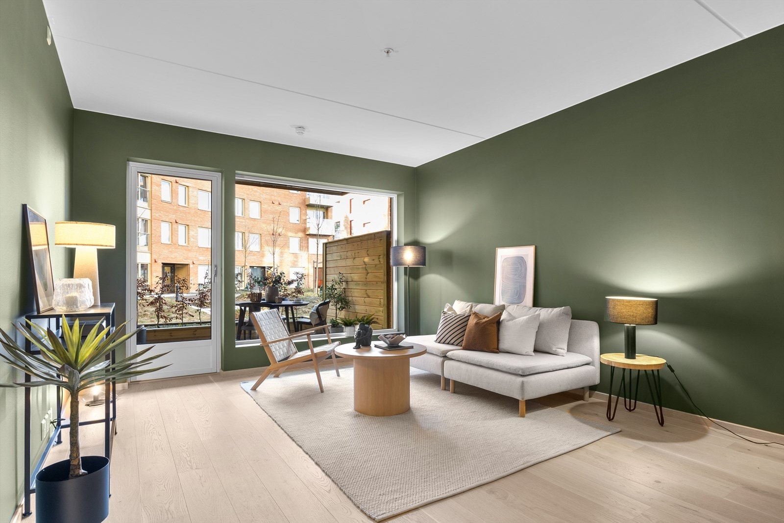 Lys og romslig stue med utgang til stor markterrasse Galleribilde