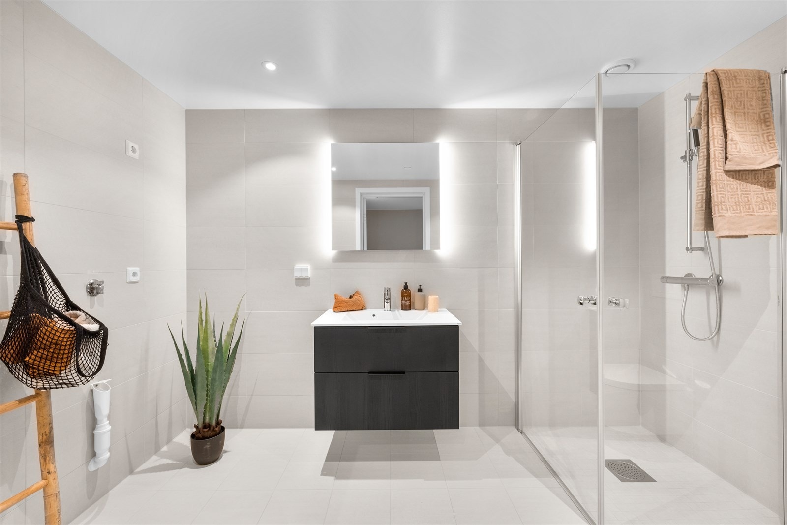 Lekkert bad med innredning fra HTH Galleribilde