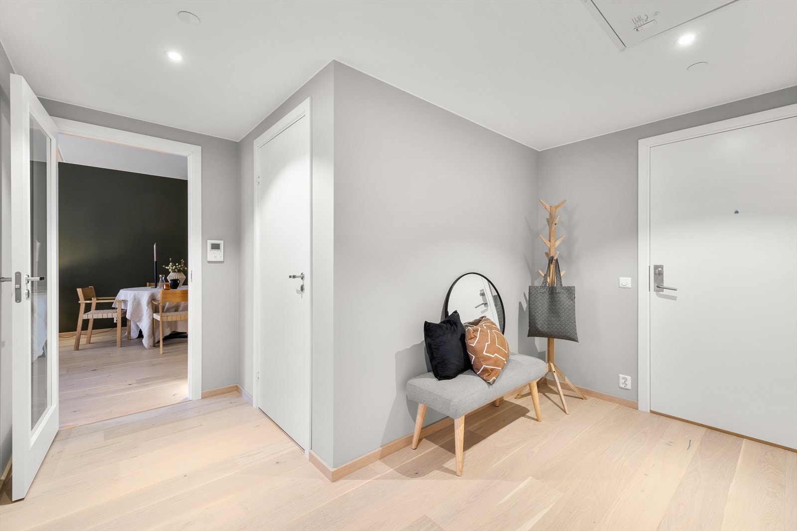 Romslig entré med inngang til bod Galleribilde