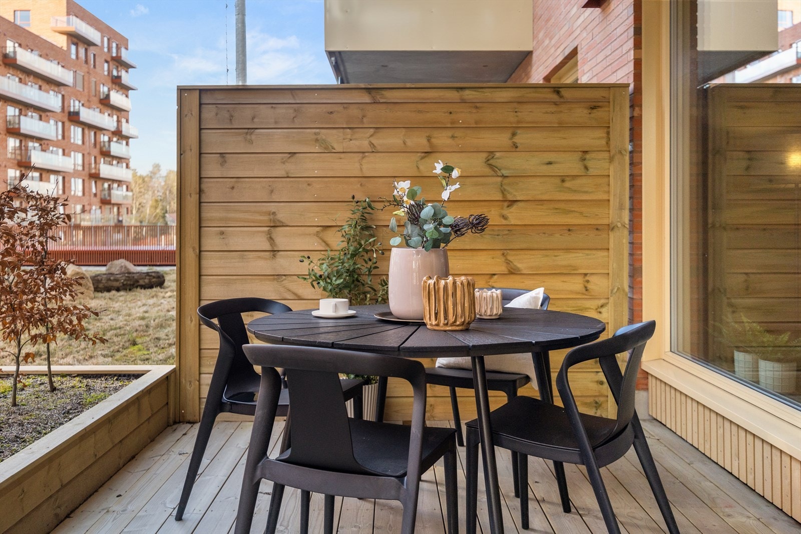 Plass for både spisebord og sofagruppe på uteplasse Galleribilde