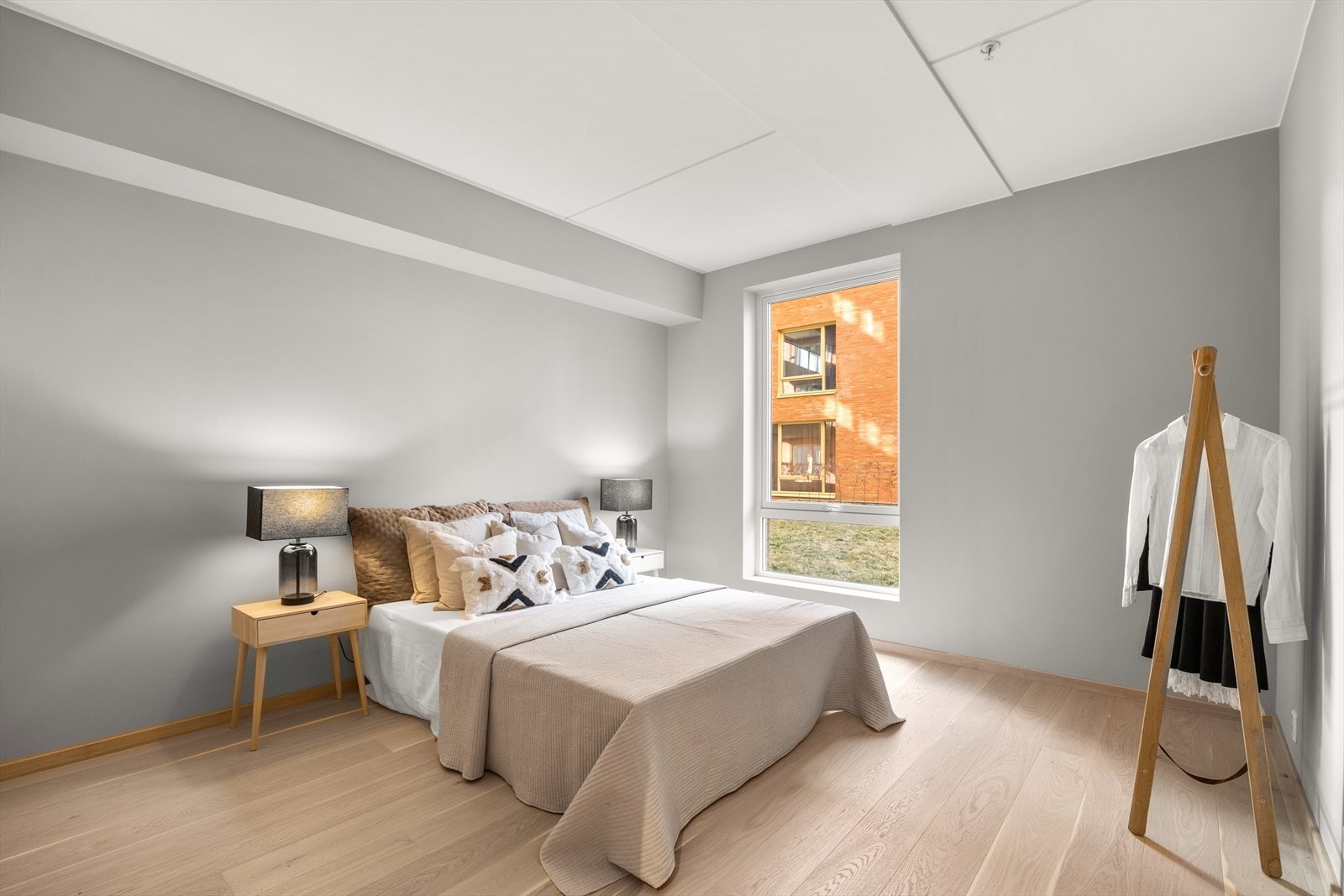 Hovedsoverom av god størrelse med god plass for garderobeløsninger og dobbeltseng Galleribilde