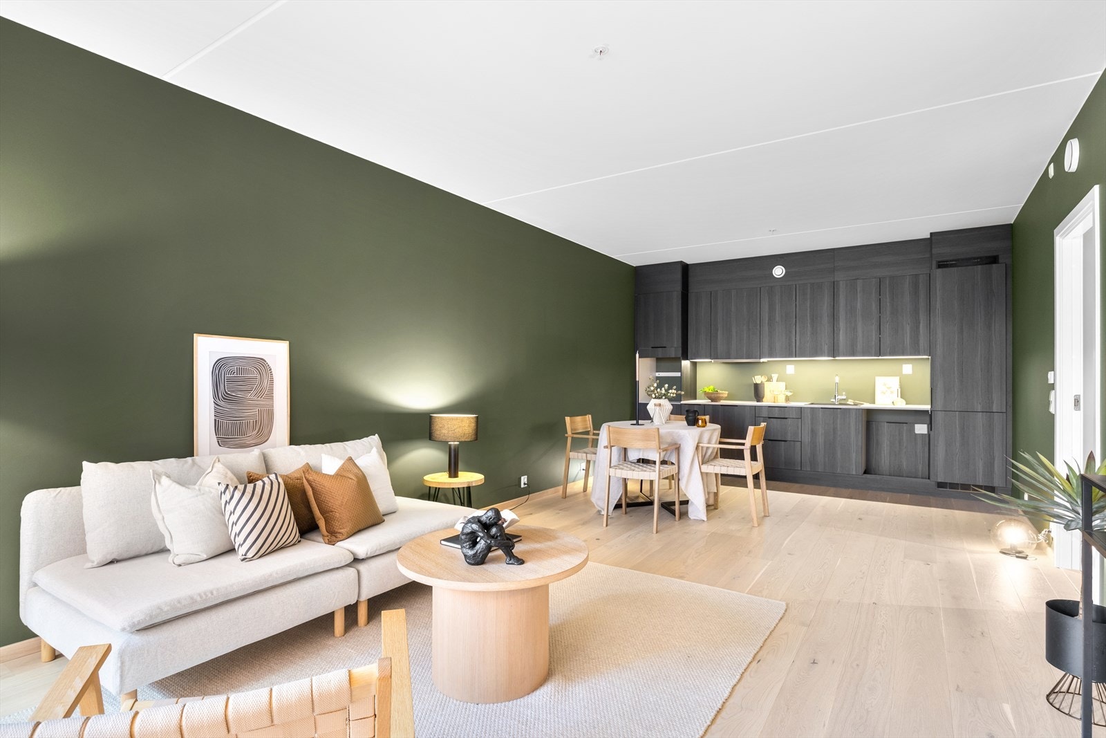 Stue/kjøkken med flott 1-stavs eikeparkett og innredning fra HTH Galleribilde