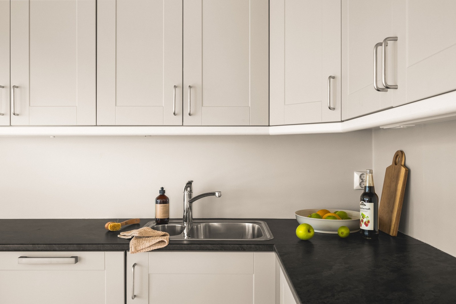 Av integrerte hvitevarer er det induksjonsplatetopp, stekeovn, oppvaskmaskin, samt kjøl- og frys. Galleribilde