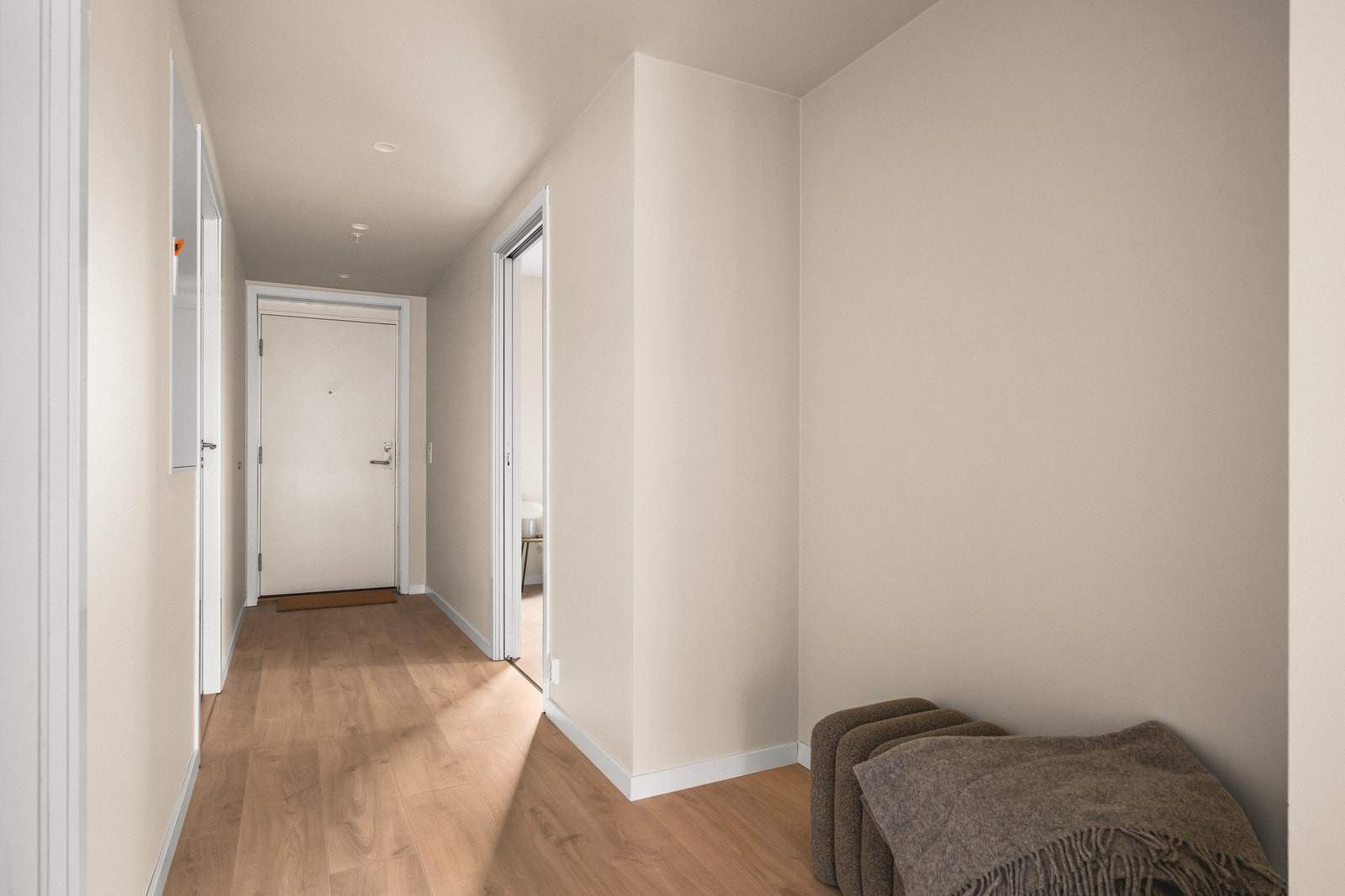 Det første som møter deg er en romslig gang på 7,7 kvm med god plass til garderobeløsning. Galleribilde