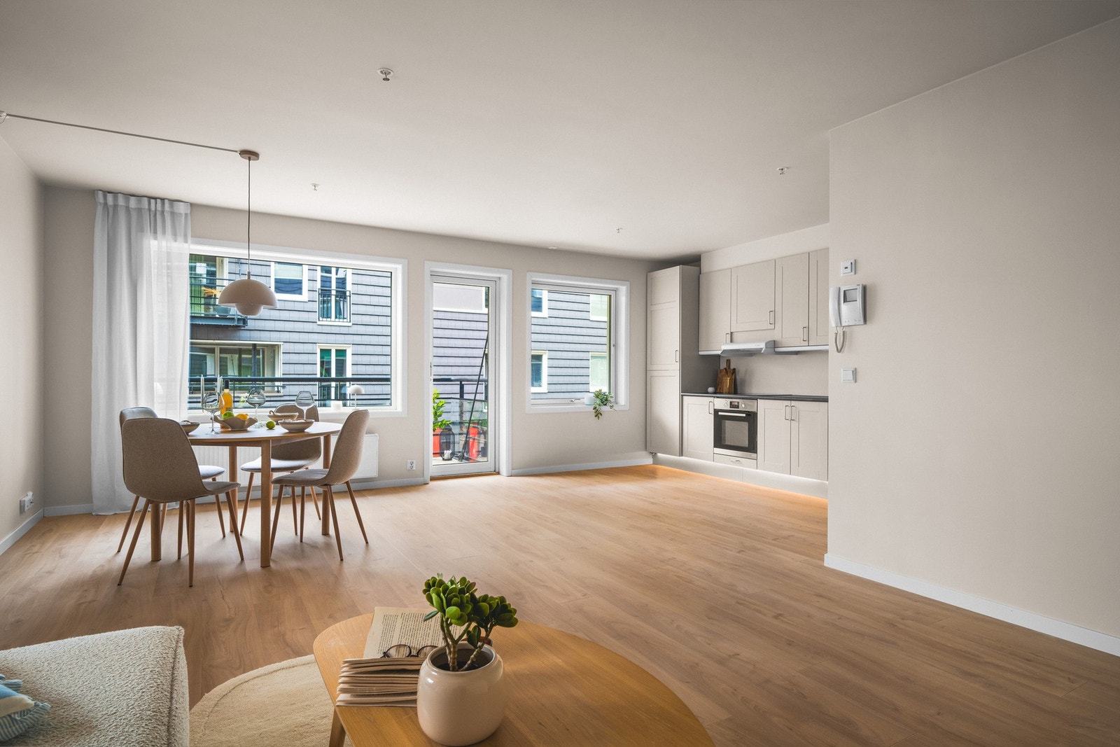 Videre inn i leiligheten møter du hjerterommet - den åpne stue- og kjøkkenløsningen. Galleribilde