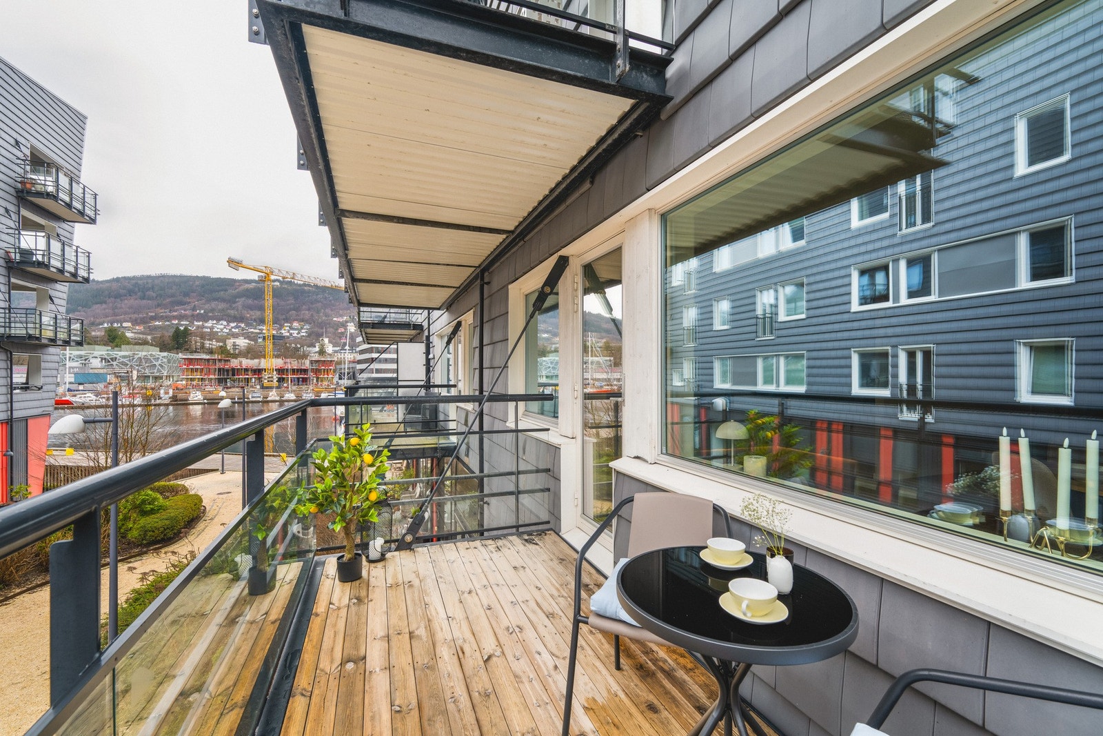 Velkommen til denne lekre 3-roms leiligheten med sentral og attraktiv beliggenhet i Damsgårdssundet. Galleribilde