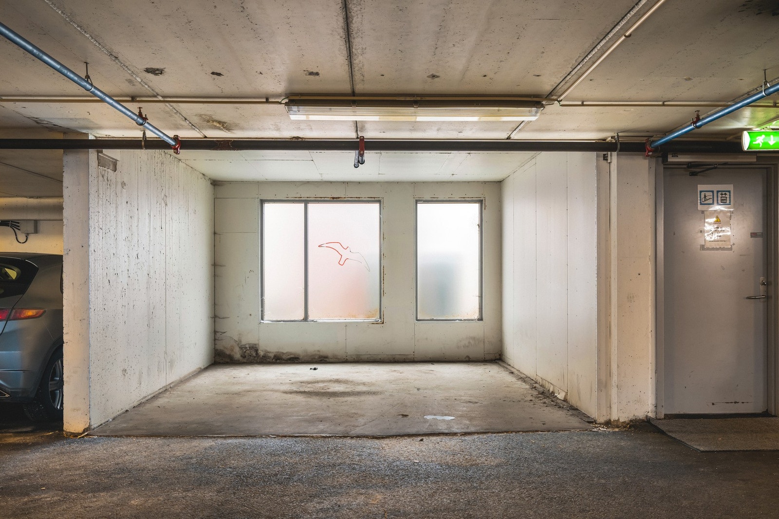 Hele plassen på bildet er til egen parkering. Her er det opplegg for elbil-lader. Galleribilde