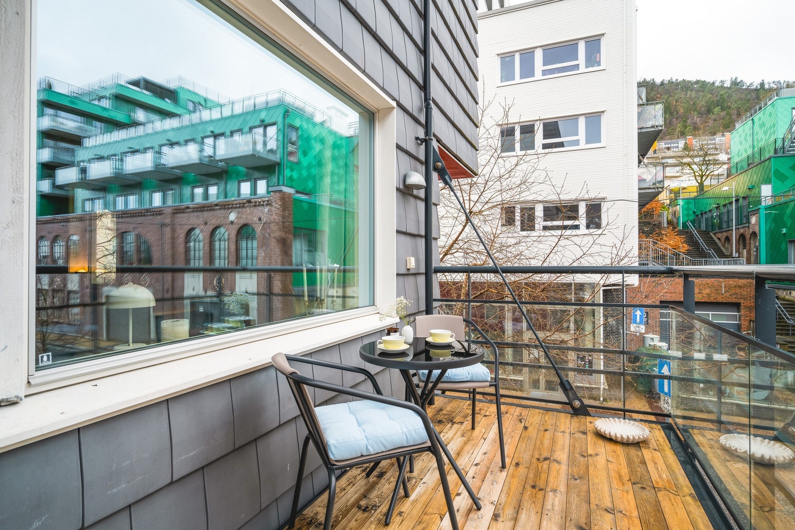 Fra stuen er det utgang til en herlig balkong på 7,4 kvm. Galleribilde