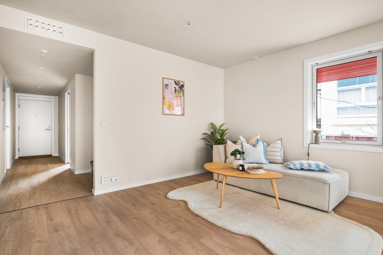 Rommet måler hele 37,2 kvm og har en praktisk planløsning. Galleribilde