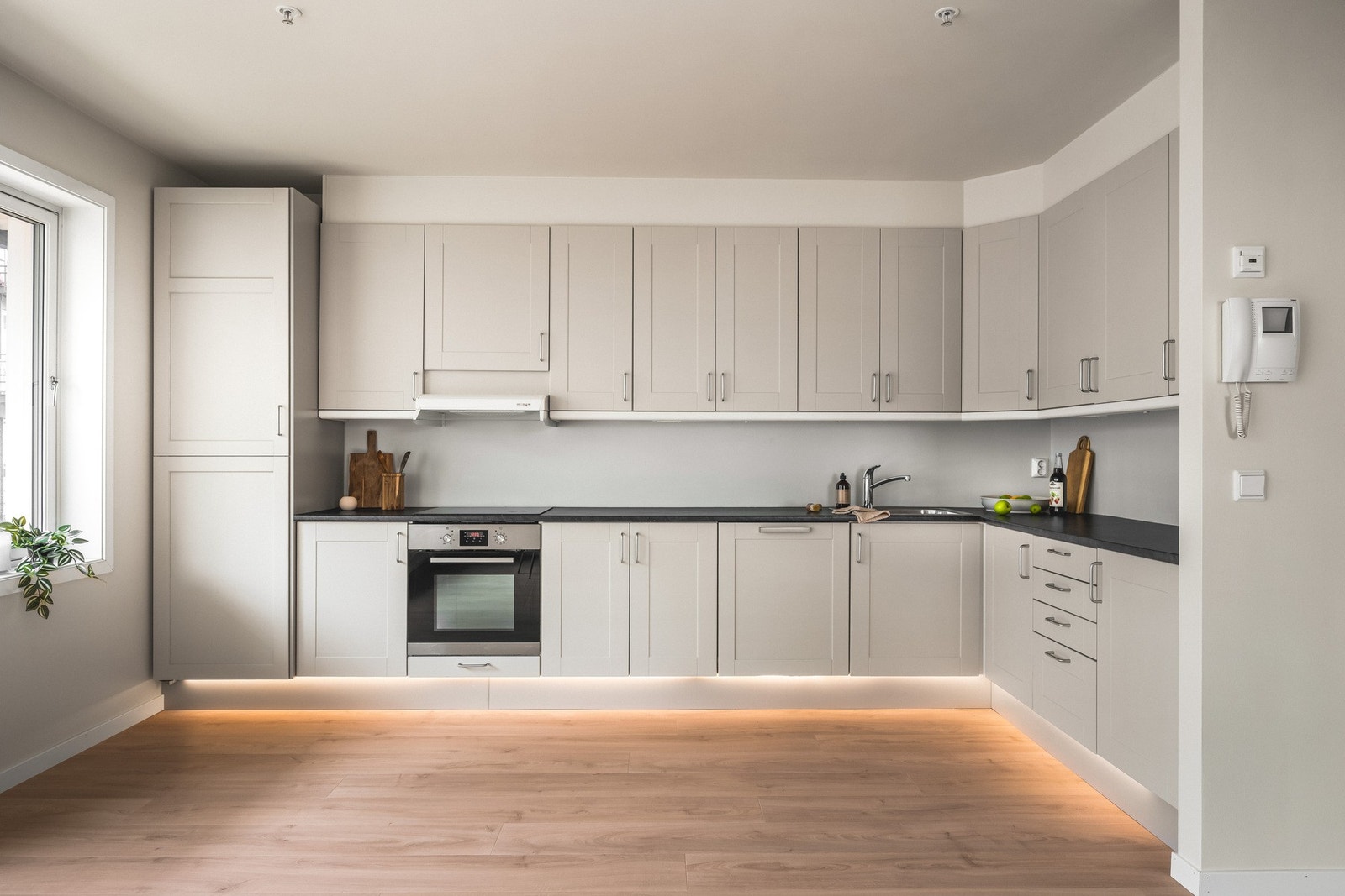 Kjøkkeninnredningen har et moderne preg. Galleribilde