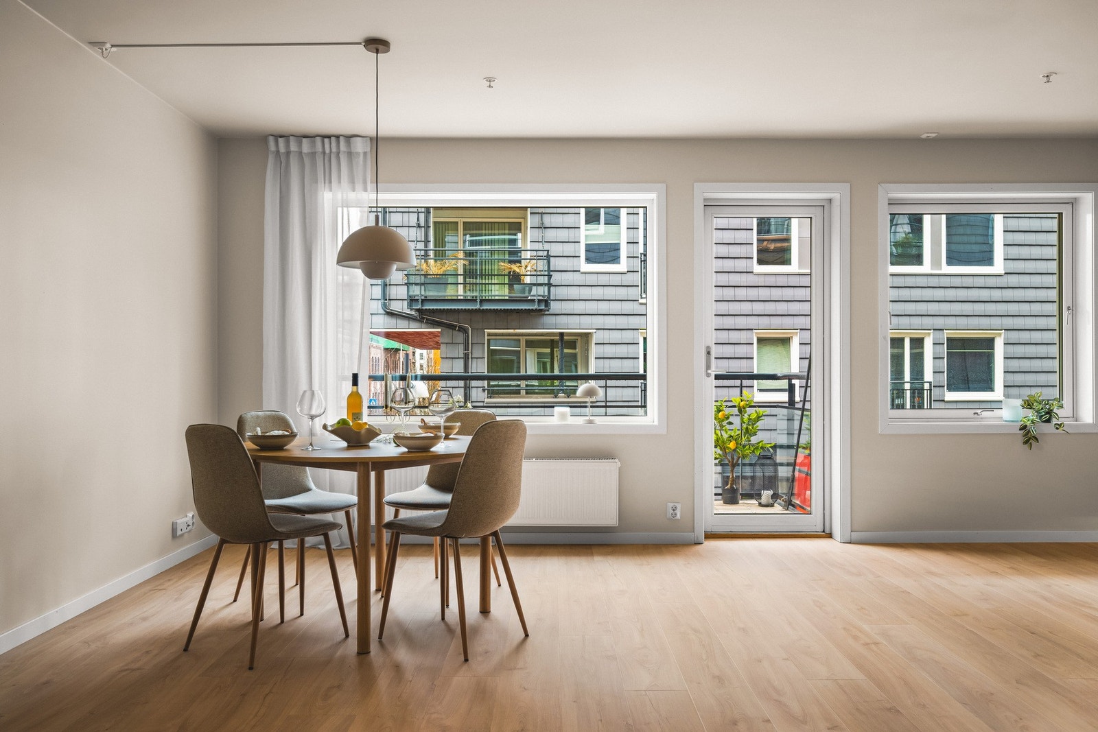 Store vindusflater sørger for godt med naturlig lysinnslipp. Galleribilde