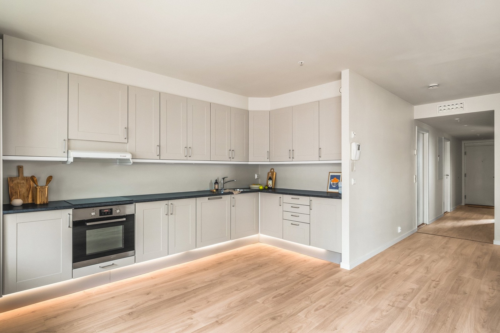 Innredningen består av estår av profilerte fronter, laminat benkeplate, over benkeplaten er det benyttet malte flater, stål oppvaskkum og ventilator. Galleribilde