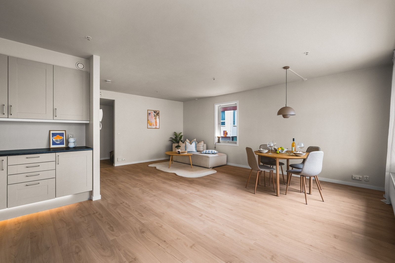 Kjøkkenet har godt med arbeids- og oppbevaringsplass. Galleribilde