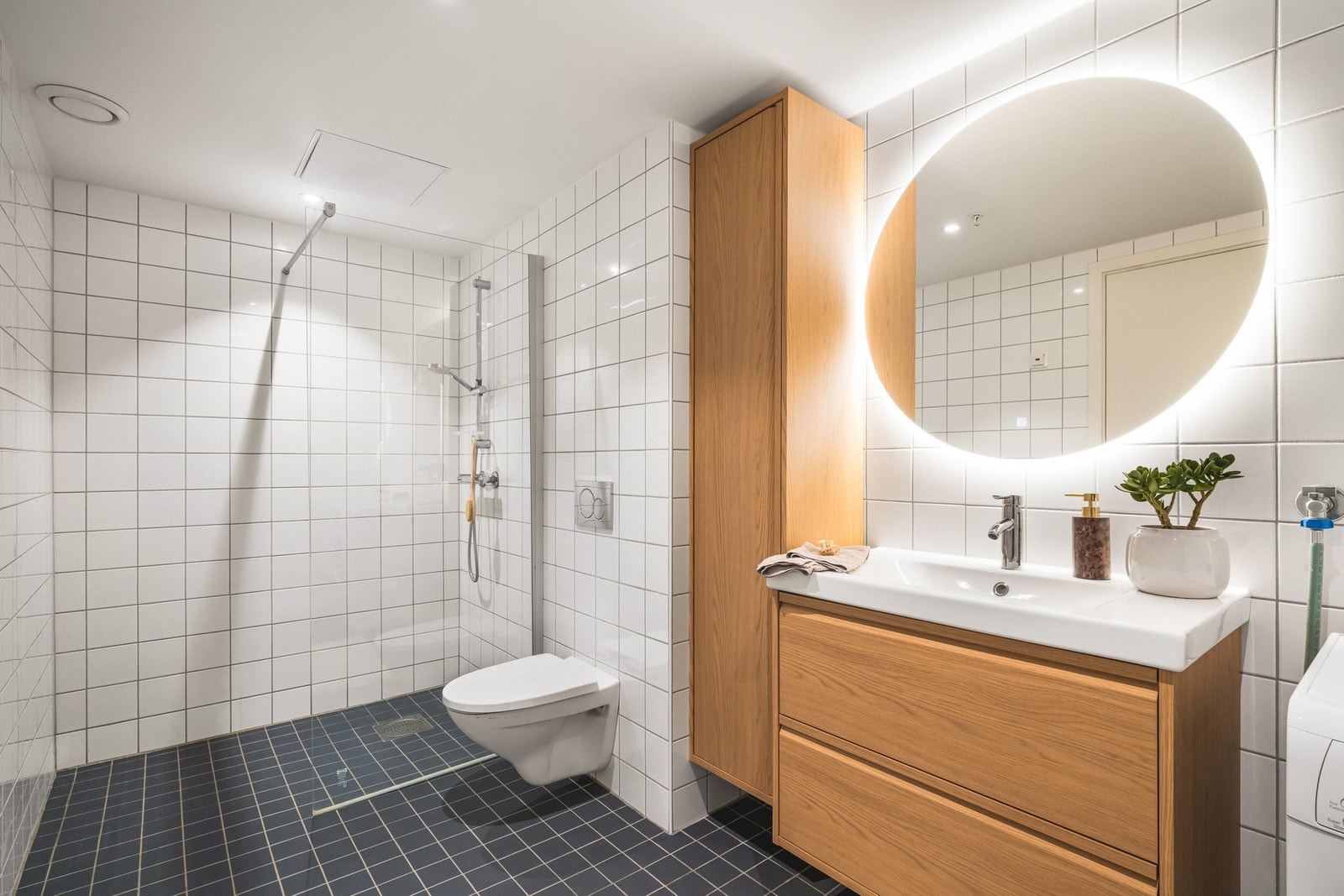 Her er det fliser på vegger og gulv med varmekabler. Galleribilde