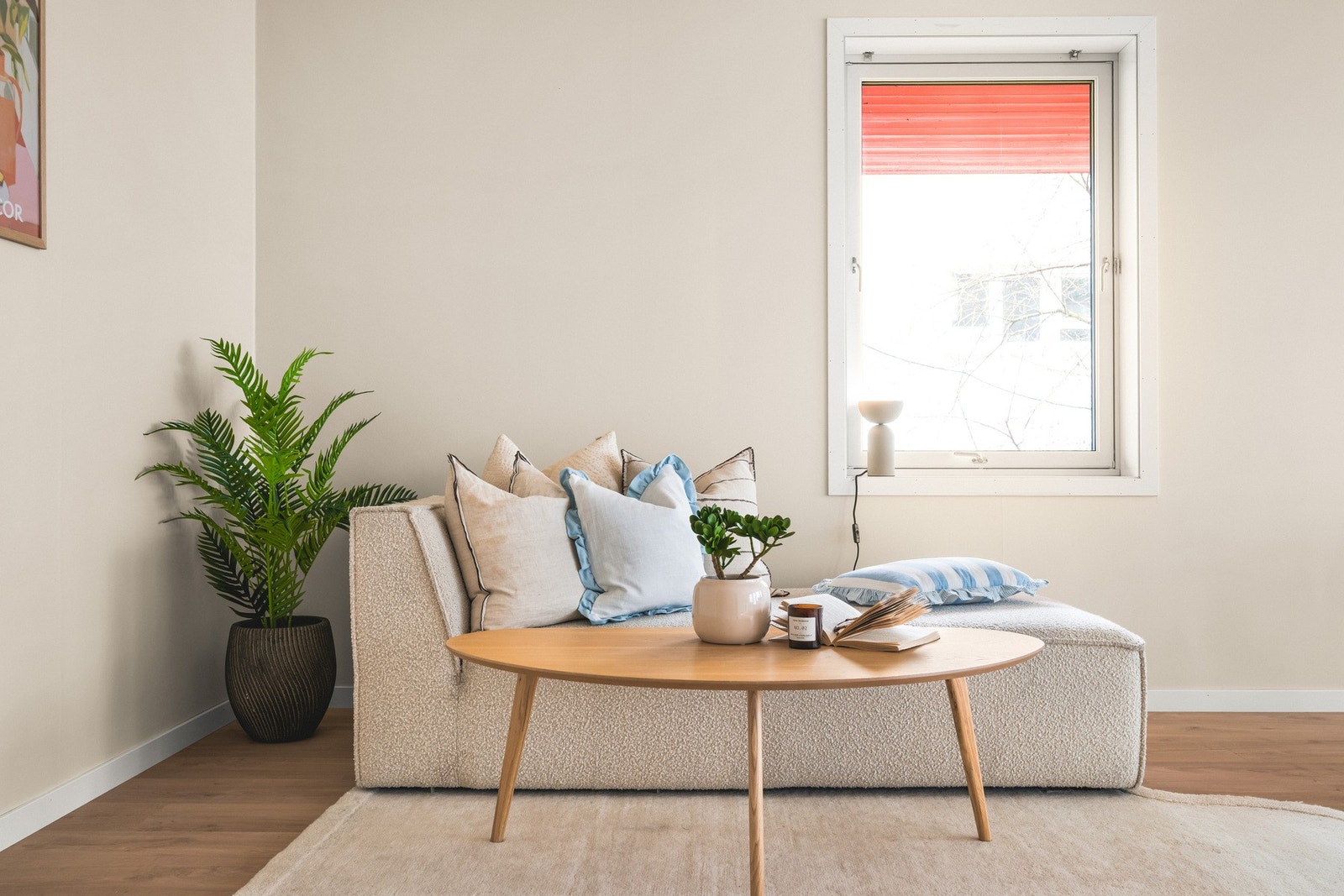 Vegg- og himlingsflater ble malt i 2026 i stilrene fargetoner. Galleribilde