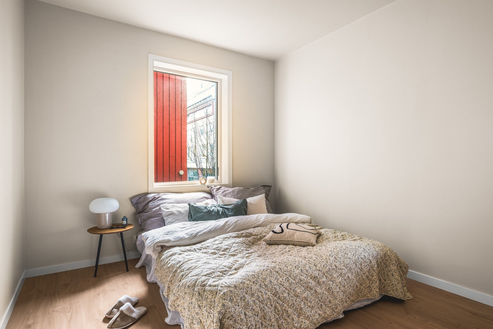 Det er benyttet en lun fargepalett som skaper en behagelig soveromsatmosfære. Galleribilde