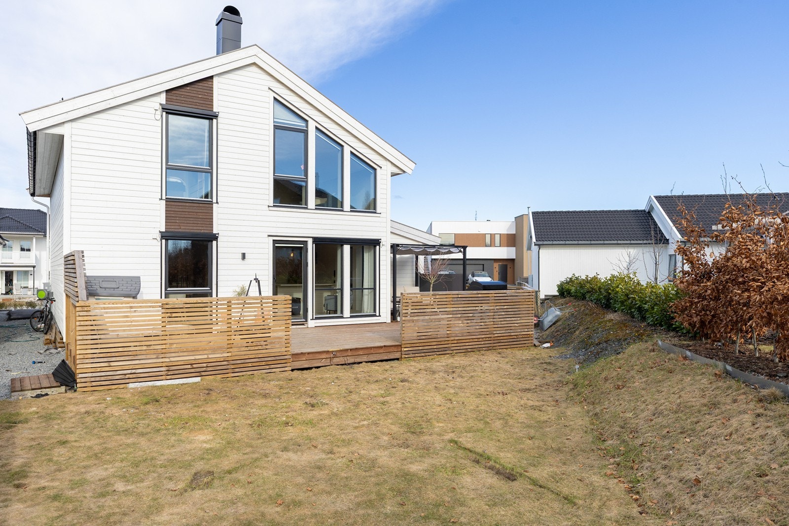 Hyggelig uteområde med hage, terrasse og kort vei til lekeplass som ligger rett ved siden av Galleribilde