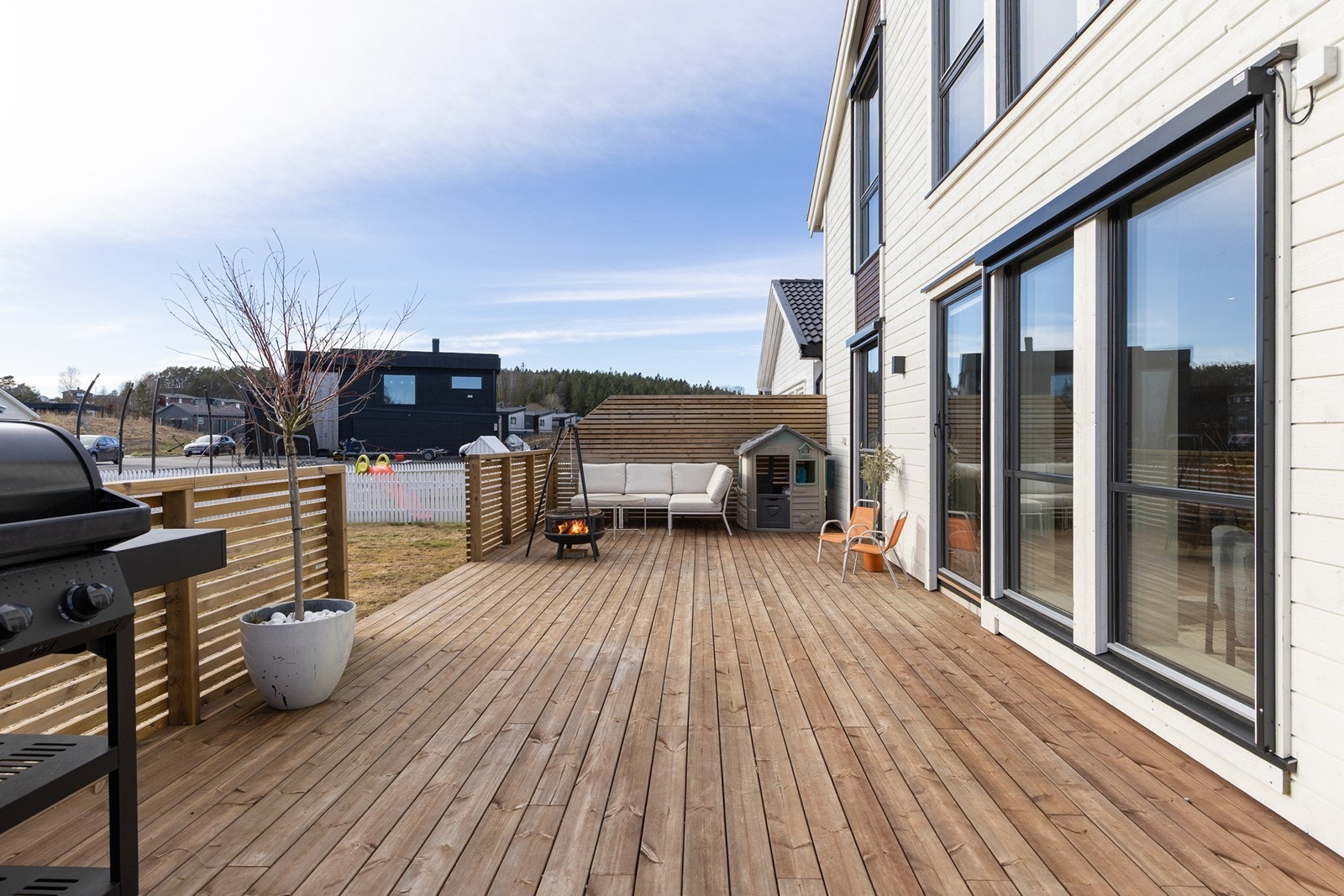 God plass til utemøbler på terrasse Galleribilde