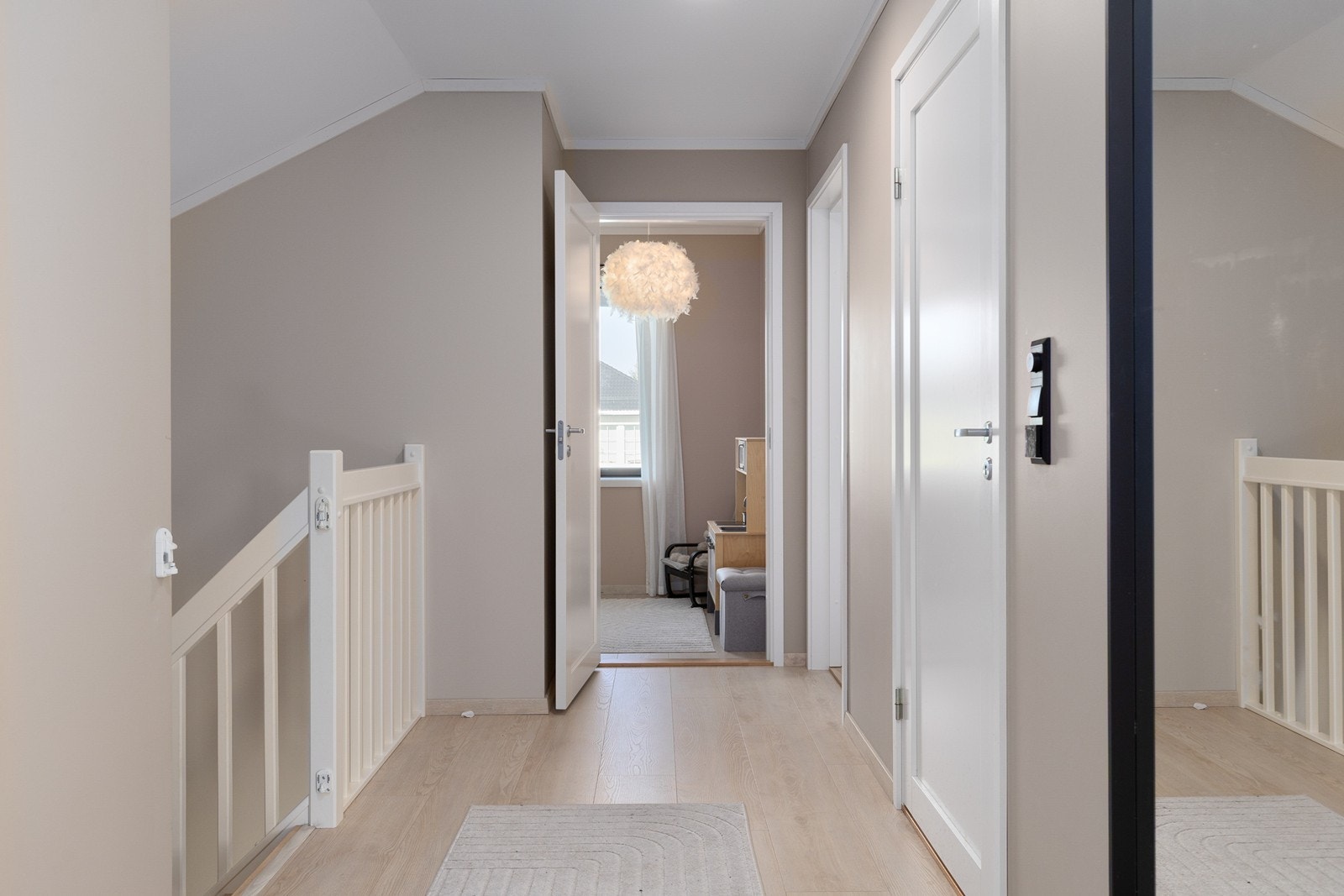 Gang 2. etasje med inngang til 3 soverom og loftstue Galleribilde