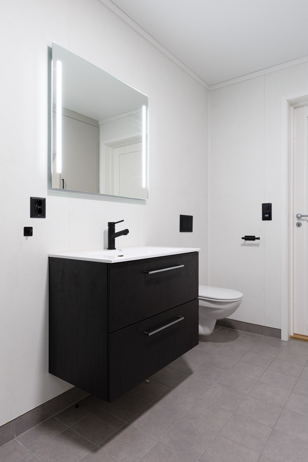 Vaskerom er utstyrt med wc, vask, dusjhjørne, utslagsvask og har opplegg for vaskemaskin Galleribilde