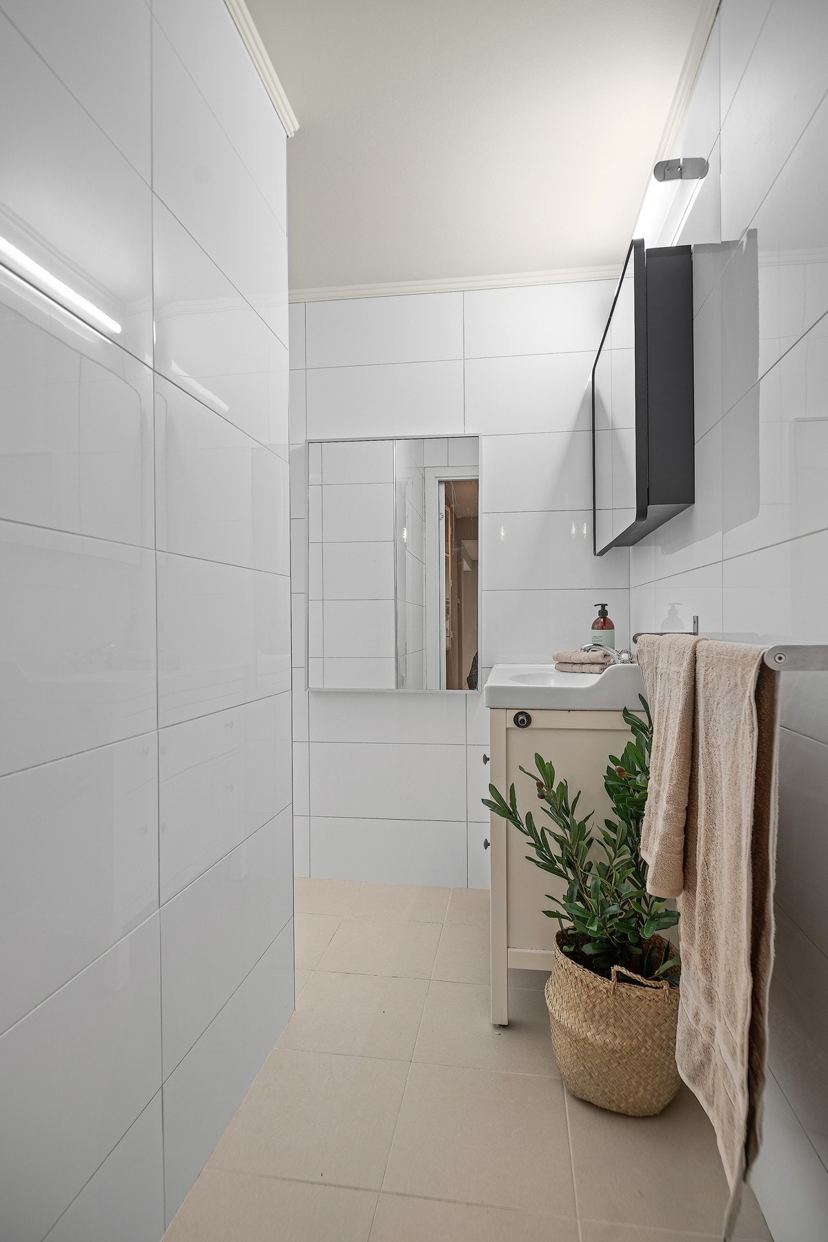 Baderommet har fliser og på gulv og veggene. Galleribilde